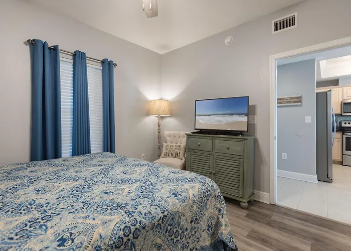 Holiday home Crystal Shores West 204